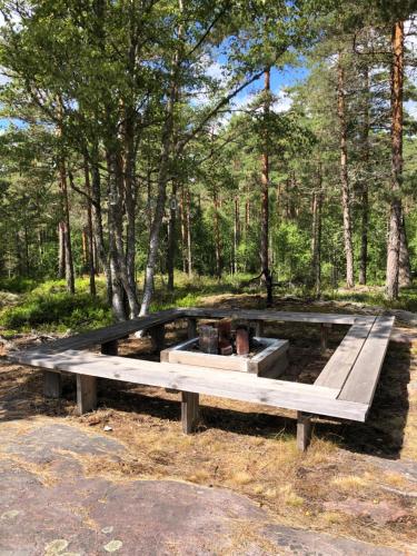 Timber cottages with jacuzzi and sauna near lake Vänern