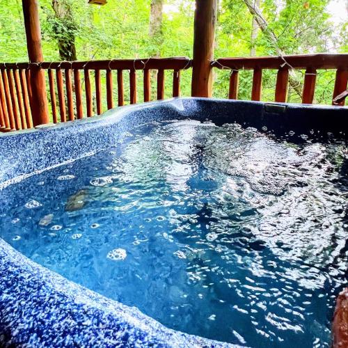 Pezsgőfürdő, FREE Tickets-Mountain Joy a Private Treehouse style cabin that sleeps 4, near Gatlinburg and PF in Zion Grove (TN)