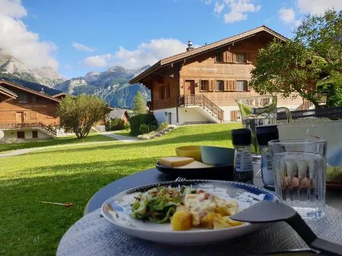 Chalet Spitzhorn - Your Peak Getaway - Private Terrasse & gratis Parkplatz in Gsteig, Schweiz