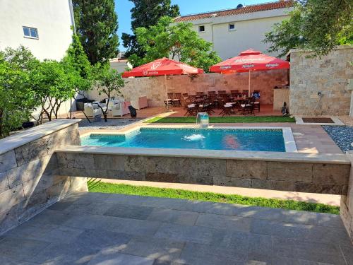 Taman, Black & White in Sutomore Town Center