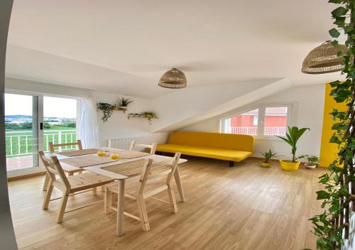 Amarillo lindo apartamento con vistas a la playa in 15950 Ribeira