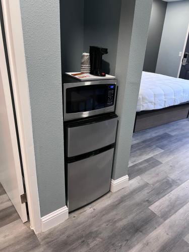 Surf City Inn & Suites - image 2