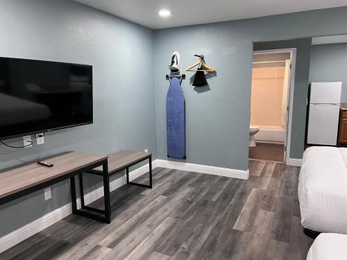 Surf City Inn & Suites - image 4