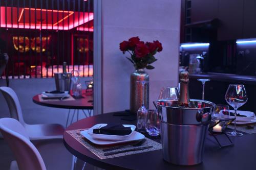 LES SECRETS ROOMS, LOVE ROOM DE LUXE AVEC JACUZZI in Rivesaltes