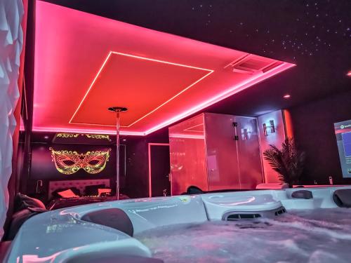 LES SECRETS ROOMS, LOVE ROOM DE LUXE AVEC JACUZZI in Rivesaltes