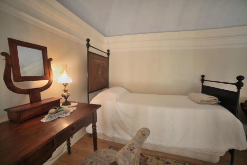 1 double bed, 2 twin beds