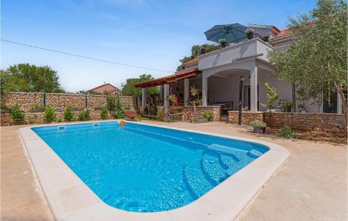 Stunning home in Oklaj with Outdoor swimming pool, WiFi and 3 Bedrooms - Oklaj