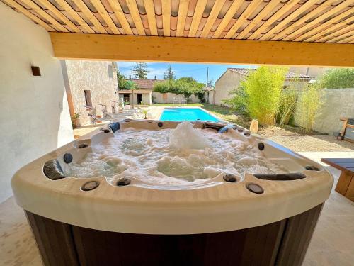 Studio avec jacuzzi et piscine