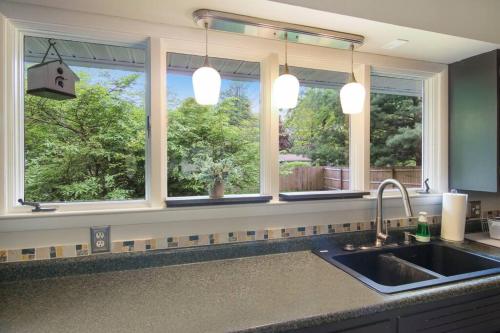 3 min to Beach, Game Room, Hot tub & Firepit in Traverse City, USA