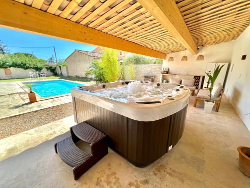 Studio avec jacuzzi et piscine