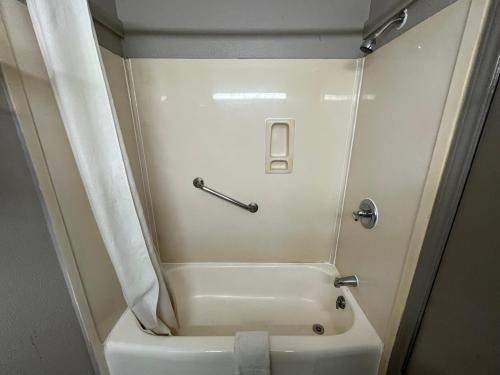 Mid Towne Inn & Suites - image 13