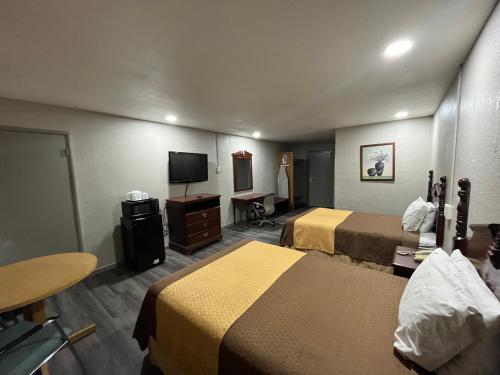 Mid Towne Inn & Suites - image 9
