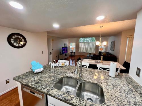 Grand Deluxe 3BR Apartment near Disney Parks in Kissimmee, USA