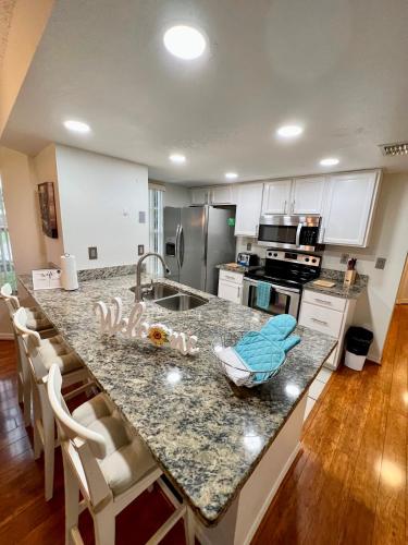 Grand Deluxe 3BR Apartment near Disney Parks in Kissimmee, USA