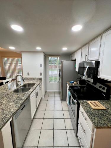 Grand Deluxe 3BR Apartment near Disney Parks in Kissimmee, USA