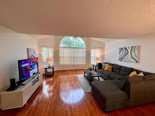 Grand Deluxe 3BR Apartment near Disney Parks in Kissimmee, USA