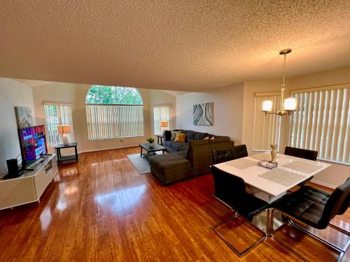 Grand Deluxe 3BR Apartment near Disney Parks in Kissimmee, USA