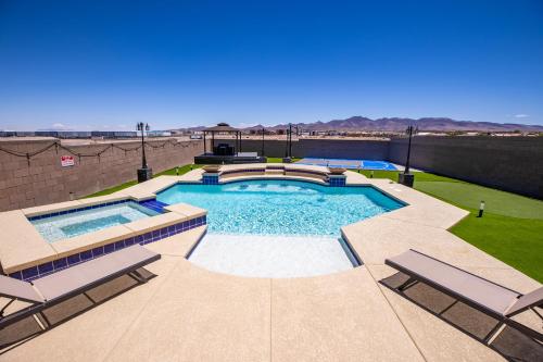 1900 SqFt House W/25Ft Heated Pool/Spa- Strip View