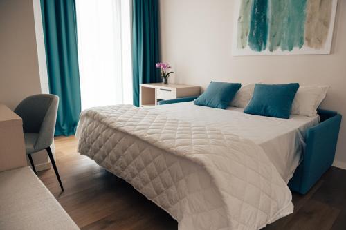 1 queen bed, 1 sofa bed