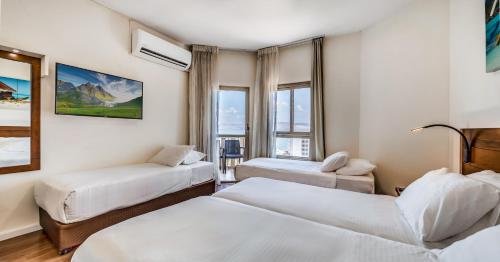 1 queen bed, 2 twin beds