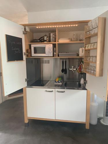 keuken, Luxe appartement met sauna in Drachten