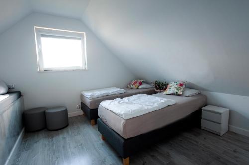 4 twin beds