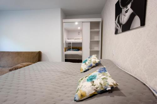1 double bed, 2 twin beds