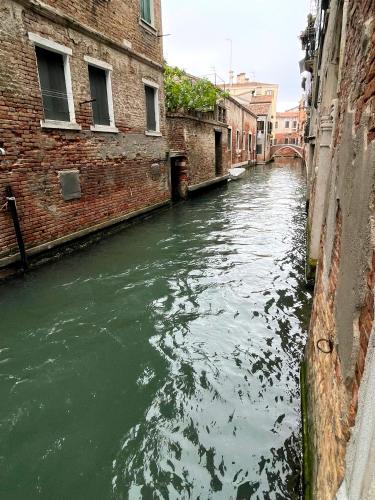 Ca' dell'Ombra Felice - canal view - image 3