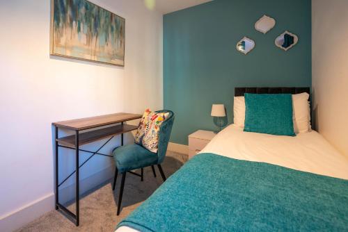 Modern 3 Bed Home with parking close to city centre - image 10