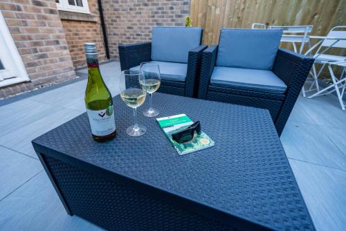 Modern 3 Bed Home with parking close to city centre - image 2