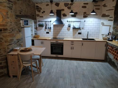 virtuve, A curuxa casa rural in Valdegodos