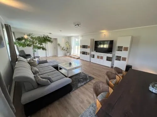 Bungalow 4 Schlafzimmer 8 Personen Parkplatz Grundstück Garten in Leipzig, Deutschland