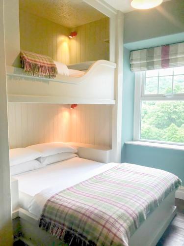 1 double bed, 1 twin bed