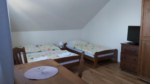 1 double bed, 1 twin bed