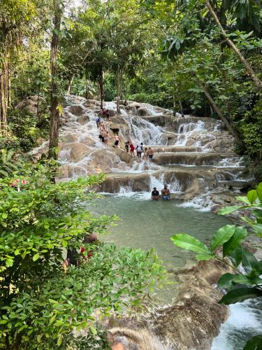 Luxury 2 Bedroom Rooftop pool View unit #3 in Corral Spring