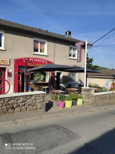 Exterior view, Hotel Le Pommeil in Gueret