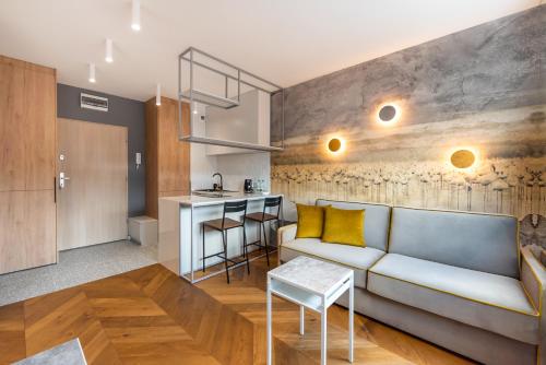 Nowa Praga Geometric Yellow Apartment by BookingHost, Warsaw