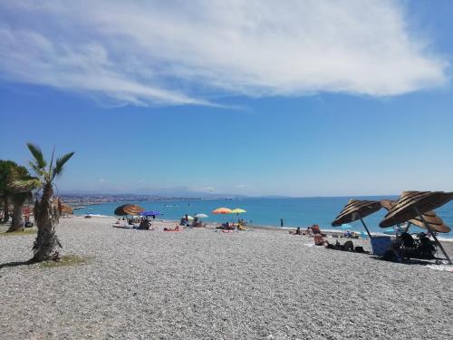 Cote d'Azur joli studio 3 etoiles , 50m plage, climatisation , parking prive