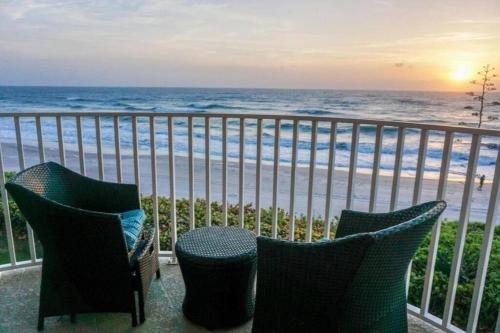Beautiful, Beachfront, Balconied 2/2 Condo