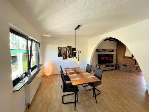 Traumaussicht Kamin Balkon Burgblick 65 Zoll TV Netflix Sky Joyn Lindenplatz