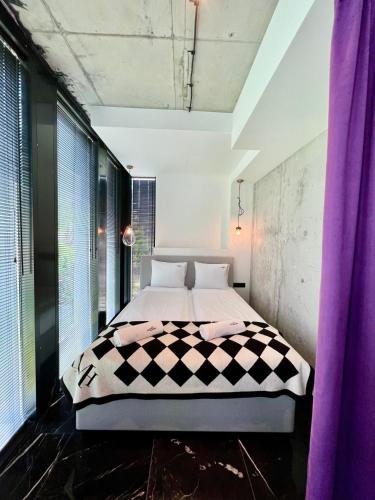1 queen bed, 1 sofa bed