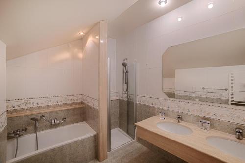 Suite with Lake View and Spa access