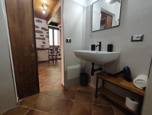 Bathroom, La Corte Dei Baroni in Loceri