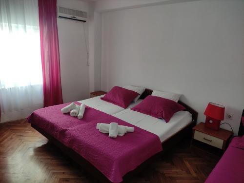 2 bedrooms, 5 beds