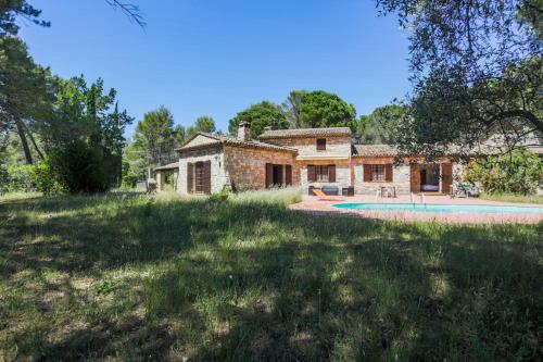 belle villa en pierre avec piscine et terrain gîte à louer Broves en Seillans