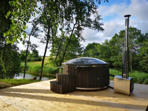 Vila su sauna ir kubilu gamtos apsuptyje – khách sạn tại Priekule
