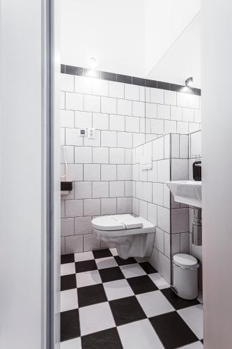 Standard Double Room image 9