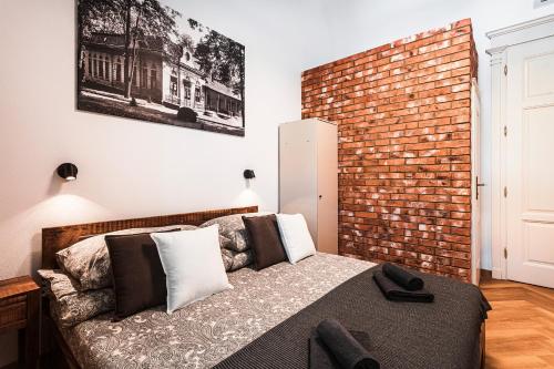 Standard Double Room image 6