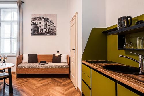 Superior Triple Room image 6