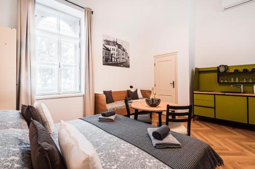Superior Triple Room image 3